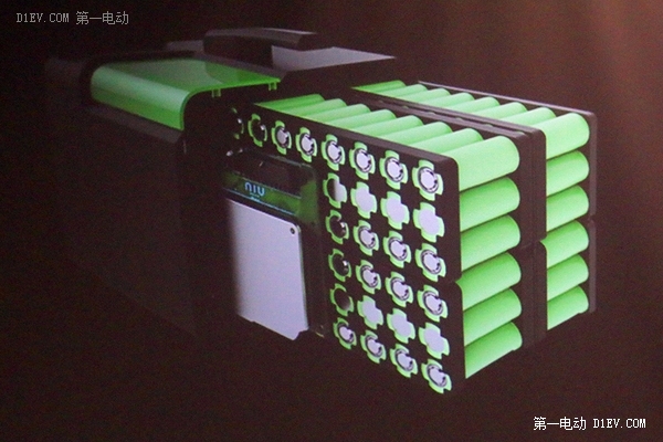 新能源車彎道超車的口號喊出了很久，前方仍然看得到特斯拉、寶馬、豐田等一眾國外友商，雖然不能說我們在苦苦追趕，但是在競賽的一開始我們就沒有什么看家法寶來打造企業的護城河，不像特斯拉有自己獨特的電池裝配工藝和電池管理技術，寶馬有多年的汽車設計和制造經驗，豐田除了電動車還有氫燃料車，那么在以后的競賽過程中，如果還沒能建立起獨特的優勢，超車的可能性是越來越渺茫。 產品的優勢建立有兩個基本方向，技術(性能)和價格。隨著制造的全球化，非資源類產品的價格即成本優勢很容易被瓦解，更容易(相對來說)也更應該努力的方向是發展技術優勢，建立產品的獨特性。號召從“中國制造”升級為“中國智造”也就是這個道理?；仡檭热紮C車的發展歷史，各個品牌的小汽車都有著令我們印象深刻的特點表訴。沃爾沃----安全、奔馳----高貴大氣、寶馬----年輕驕傲、豐田----省油耐用、大眾----低調可靠。毫無疑問，上述品牌在電動車領域仍然會試圖延續他們的品牌特色，繼續借助已經建立的優勢。 幸運的是，電動汽車雖然也是汽車，但是畢竟和內燃機車有很大不同。電動汽車比內燃機車出現要早，卻要到100多年后的今天才開始漸熱就是因為這個很大的不同，那就是電動汽車直到今天，才開始進入實用階段(相比內燃機車)。在這個實用階段完全成熟之前，過去內燃機時代品牌的影響力不能說完全沒有，但是已經被大大削弱了。想買電動汽車的人，首先關心的是可靠性怎樣，續航里程多少，而不是象買內燃機車，客戶是先有明確的品牌指向的。特斯拉，一個成立僅幾年的企業，能在電動汽車領域異軍突起也說明了這一點。電動汽車的品牌，基本上要從零開始建立。 那么，在電動汽車這個產業里，哪些技術是適合我們重點發展呢？電動汽車基本的是能量系統和運動系統，也就是電池、電機和電控。所謂實用和可靠，就是這幾方面組合的性能，配合基礎設施，能夠達到或基本達到內燃機車的低性能。電機和電控因為自發明出來就一直在使用一直在改進，經過這么多年已經很成熟了，性能再提高1%、2%需要付出很大的成本；電池基本上是材料科學，屬于基礎研究領域，中國企業在這方面優勢不大，而且從實驗室到商業化路途漫長，顛覆式的創新無法期待。剩下的就只有應用技術了，電動汽車目前大的問題是安全和續航里程問題，都集中在電池這塊，不管是何種類型的鋰電池，成組串聯使用都會帶來巨大問題，2015年以來各地的電動公交大巴起火爆炸就是一個例證，以后的幾年這類事故將是高發期，因為電池使用了幾年而沒有得到很好的維護，危險概率逐日升高。這個問題目前解決的關鍵就是BMS(電池管理系統)，特斯拉也是因為獨特的BMS而越過了實用這個門檻。 中國電動汽車要彎道超車 BMS必須攻克 BMS，電池管理系統，是一個本世紀才誕生的新產品。因為電化學反應的難以控制和材料在這個過程中性能變化的難以捉摸，所以才需要這么一個管家來時刻監督調整限制電池組的行為，以保障使用安全。觀察現在的BMS，難說哪家的產品已經馴服了鋰電池組，包括特斯拉(表現稍好，但是繁復的接線和高成本的工藝都應該還有優化的空間)。可以說，在BMS面前，中國企業和國外企業是站在同一起跑線上。尤其是中國，有著電動汽車的大市場，這是一個天然的優勢。得BMS者得先機，BMS成熟之日，就是電動汽車市場疾馳之時。 中國電動汽車想要彎道超車，BMS必須攻克。